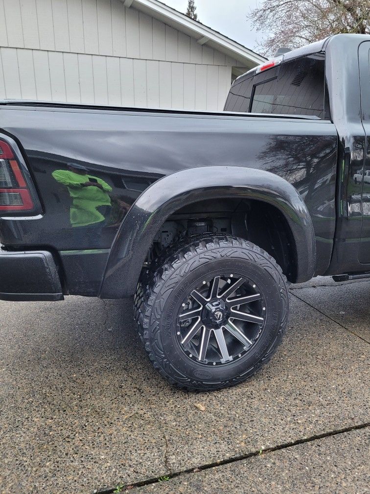 37 12.50x20 Pro Comp Xtreme Mt2 (Only Tires)