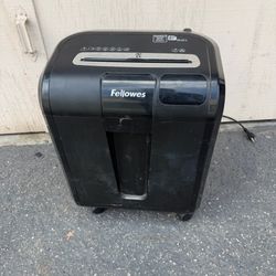 Fellowes Powershred 84Ci is a heavy-duty, 16-sheet cross-cut shredde