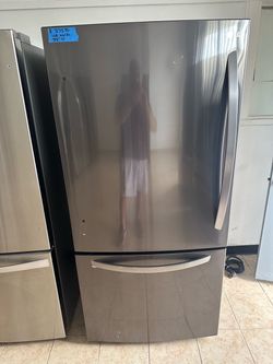 LG Black Stainless 33” W Bottom Freezer Refrigerator