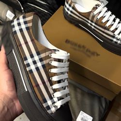 Men’s Sneakers Size 9