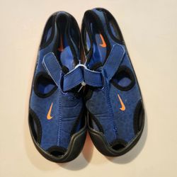 Nike boys water shoes size: *See measurements*