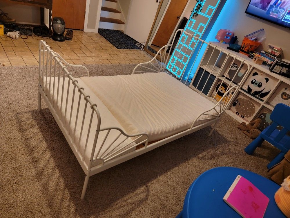 Kids Bed - Great Condition - Adjustable Size