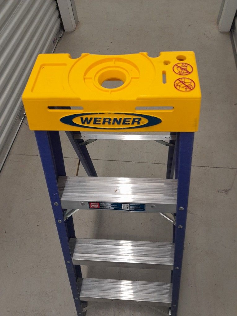 WerNER 4' LADDER FIBERGLASS