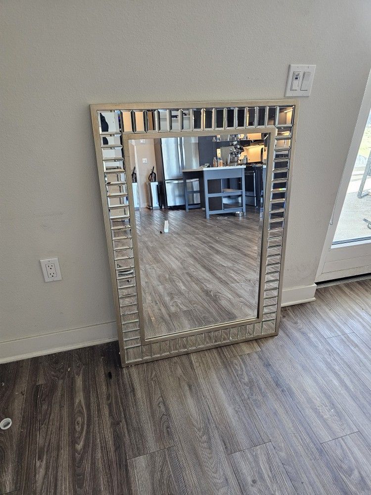 New Bassett mirror company Decorative mirror 49x36 still in box took out just to take pictures
