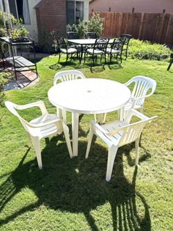 White Plastic Dining Set Table And 4 Chairs 