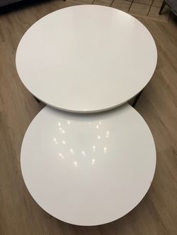 Nesting table set