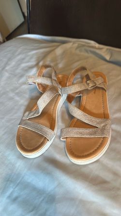 Kids Silver Strappy Flat Sandals size 4 M