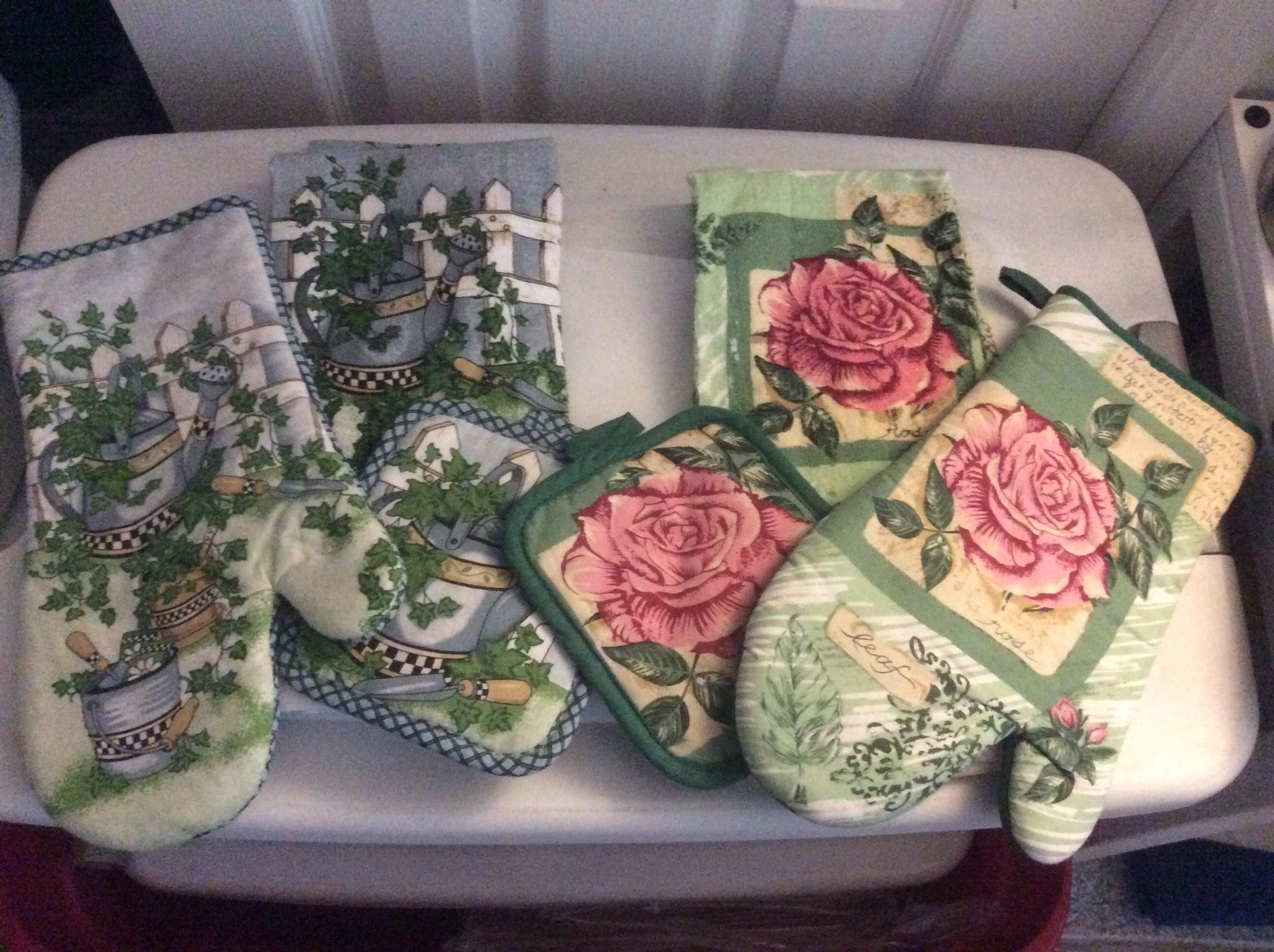 Kitchen Towels Sets. New    4 Pieces In Each Set       One  Set Pink Roses, One Set Garden  Items Blue Green Colors  Each Set $12.00 