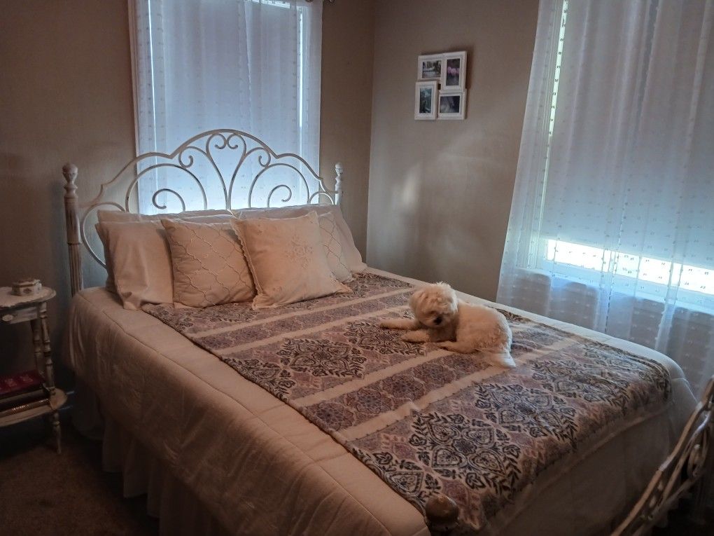 Beautiful "Shabby Sheek" Bedroom Set!