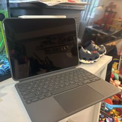 iPad Air 11in 128GB with pencil and keyboard