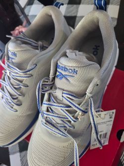 Reebok mens  size 10.5 
ROAD STRIDER Sneaker (new)