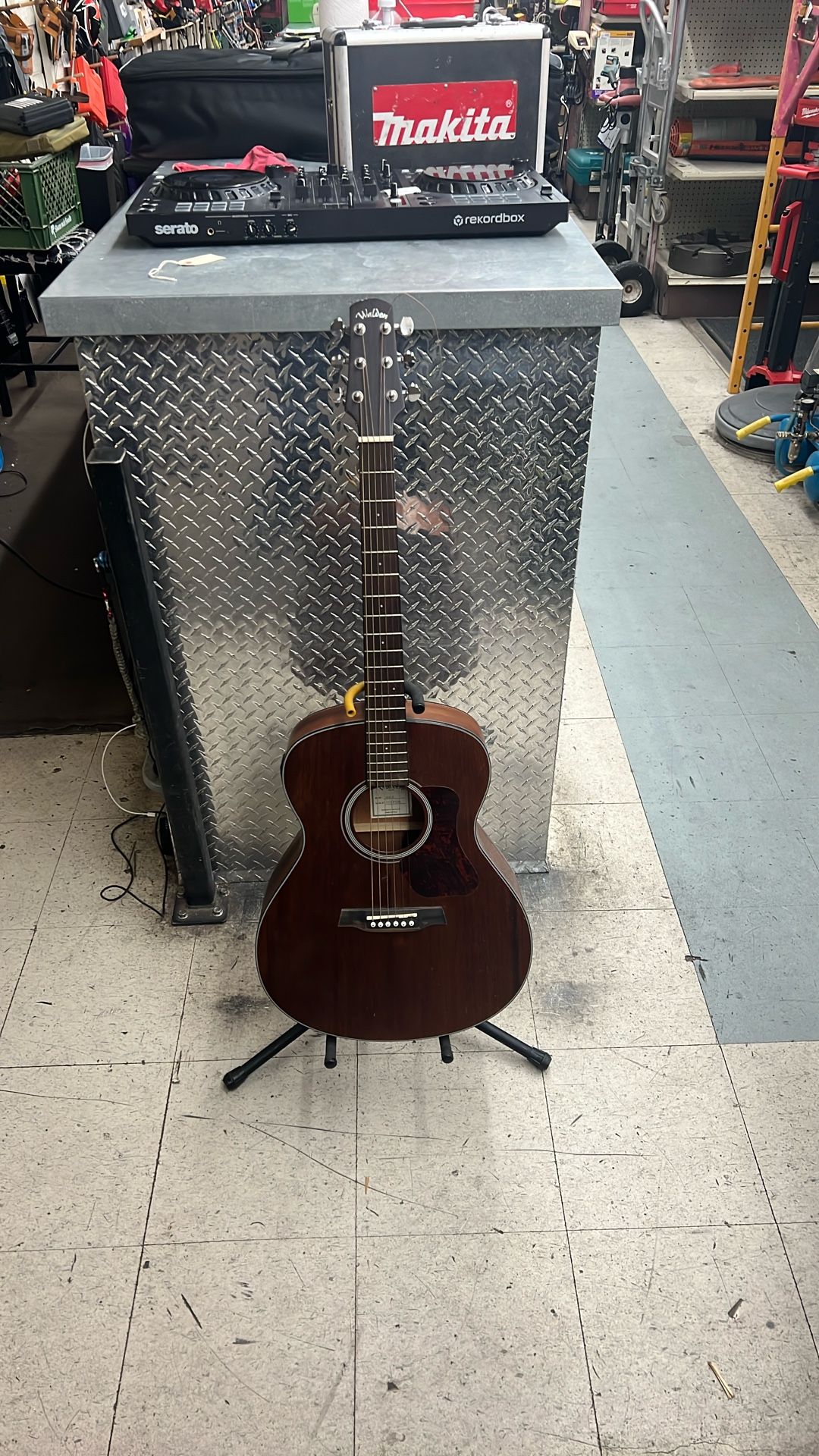 Walden G551E Acoustic / Electric Guitar