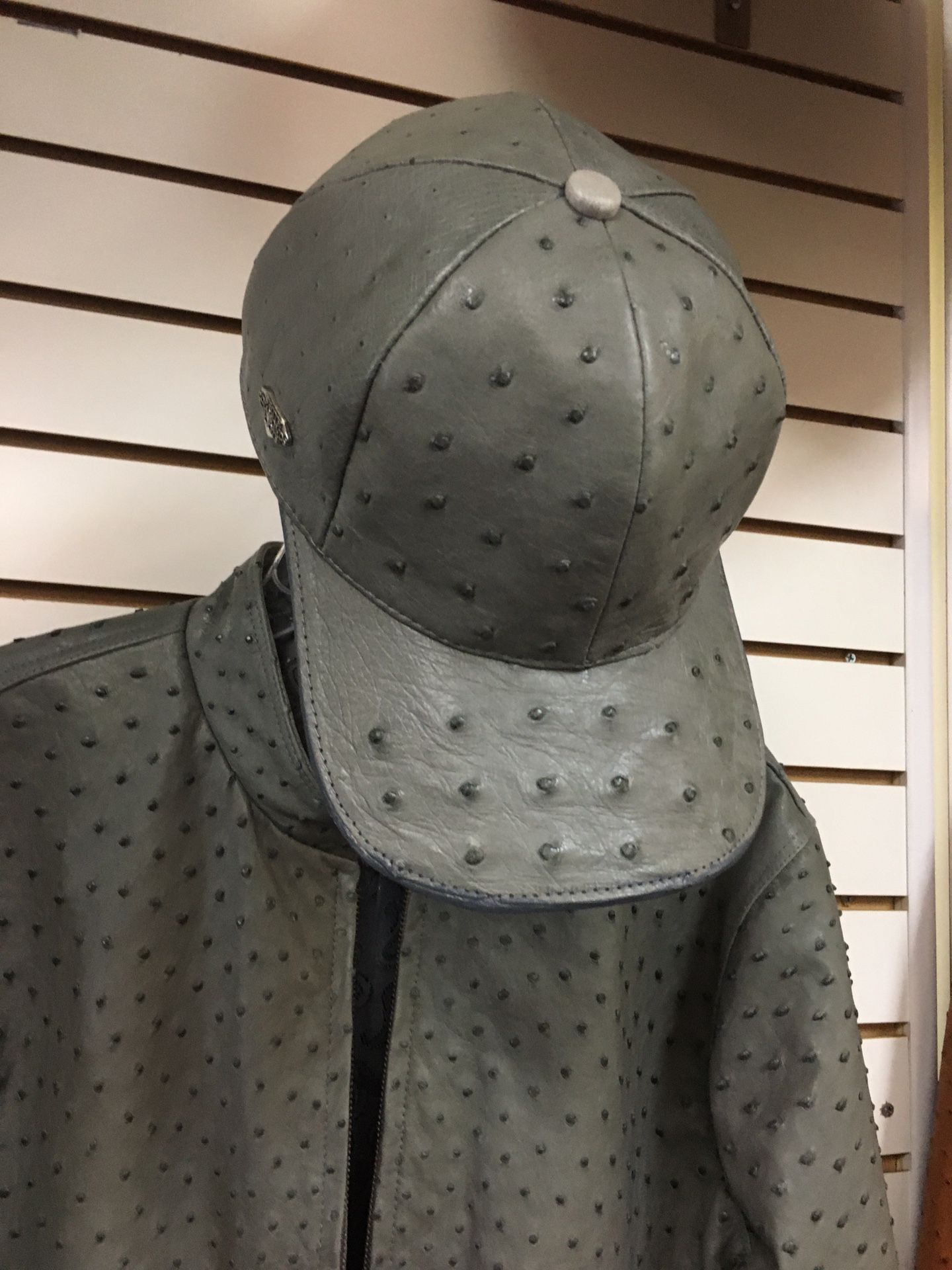 Chamarras Y Gorras De Piel Exótica De Avestruz