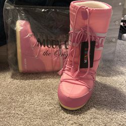 Never Worn Size 5/6 Pink Moon Boot The Original For Sale