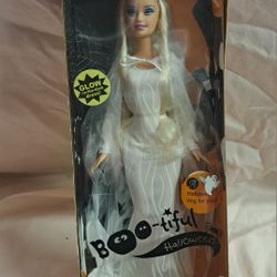 This special edition Barbie doll from 1995 is a must-have for any collector or Barbie enthusiast. With her blonde, wavy and curly hair, this 12-inch v