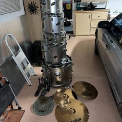 Ludwig  5pc Drum set With Zildjian Symbols