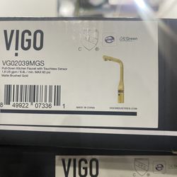 VIGO Jewel Touchless Sensor 15 in. Single Handle Pull-Out Kitchen Faucet in Matte Brushed Gold