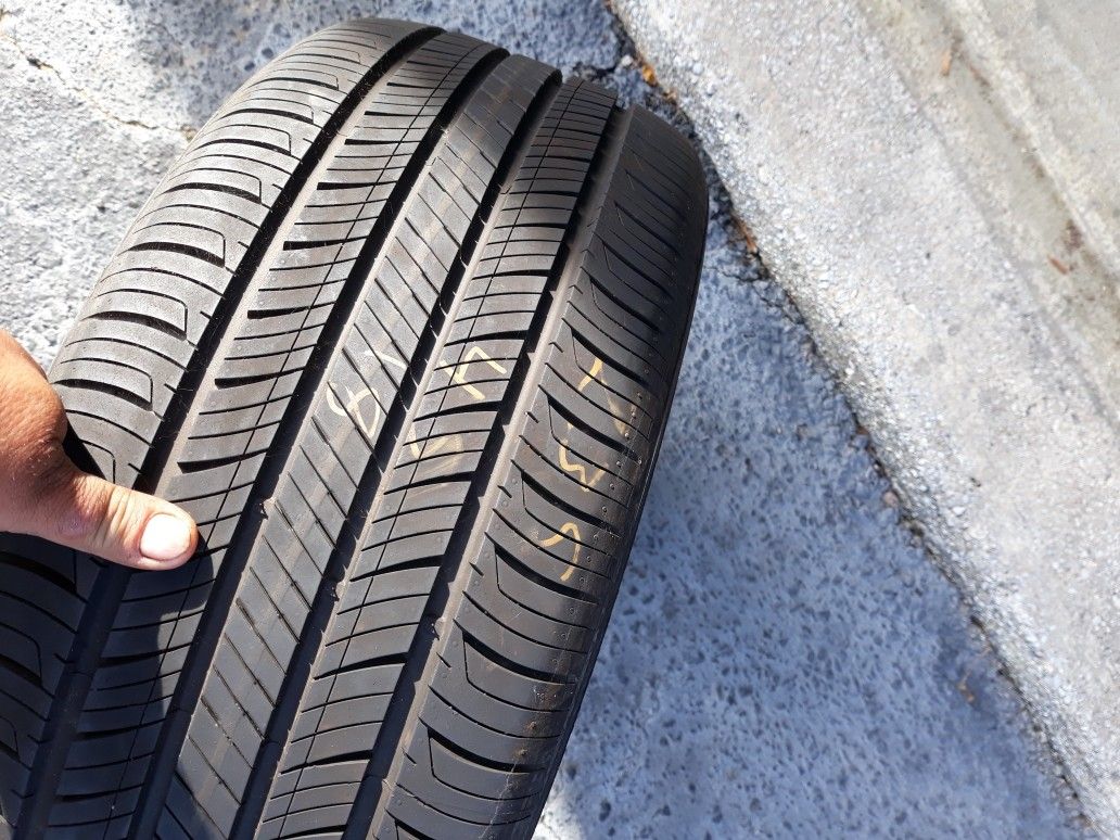 1 235/45/18 Hankook (Like New)