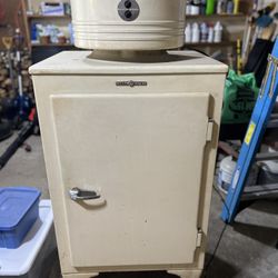 Vintage 1950s GE Refrigerator – Perfect Restoration Project!