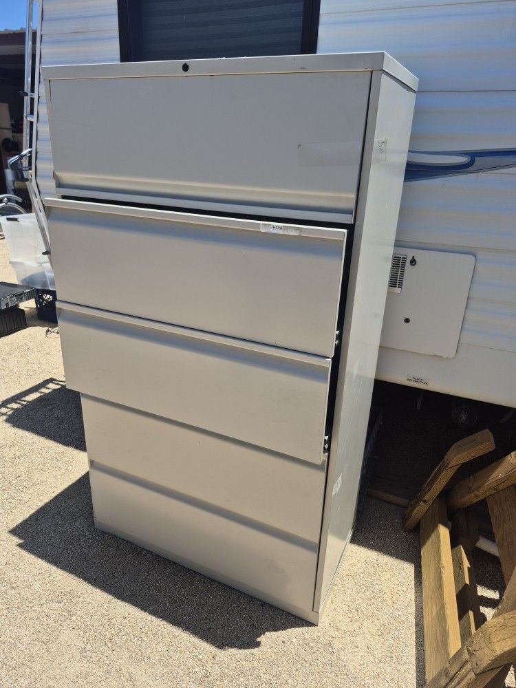 4 Drawers Tall File Cabinet In Good Condition, Doesn't Have Keys