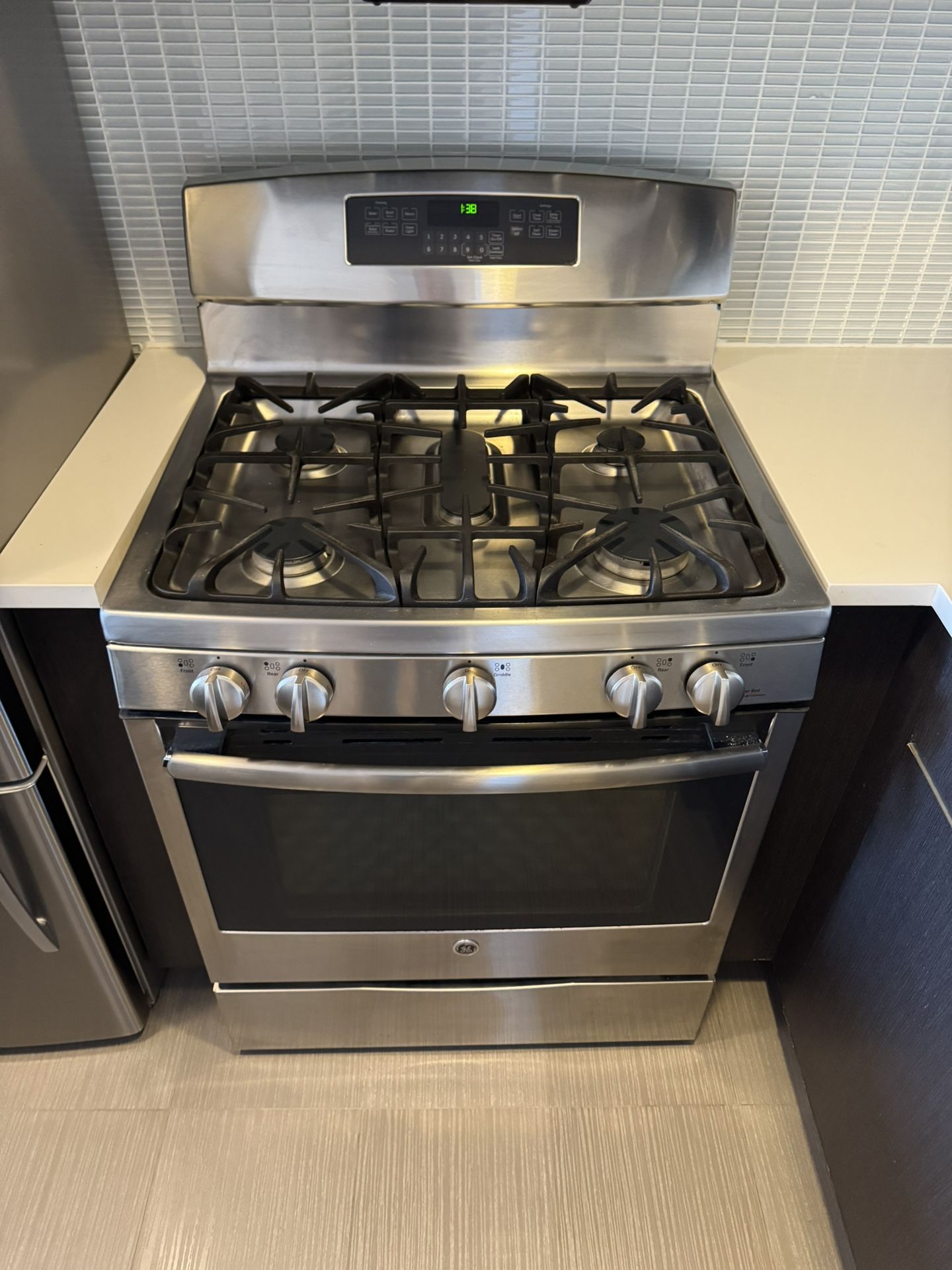 GAS STOVE— Like New 