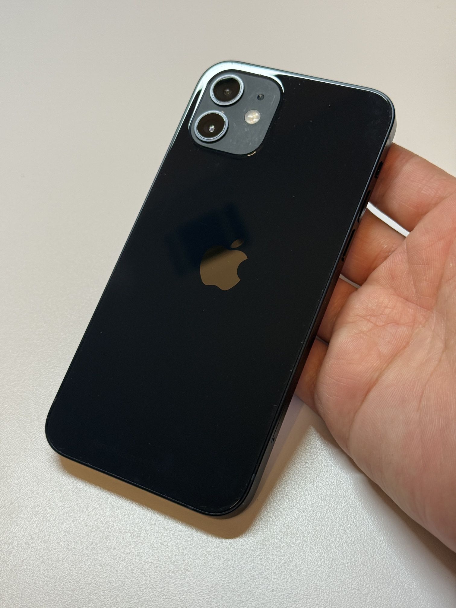 iPhone 12 Regular 64GB Unlocked/No Sim Restriction