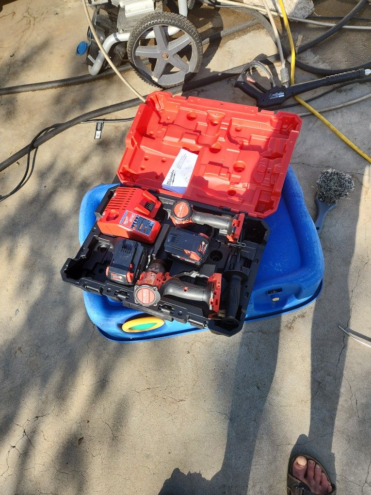 Milwaukee
M18 FUEL 18V Lithium-Ion Brushless Cordless Hammer Drill and Impact Driver Combo Kit (2-Tool) with 2 Batteries STORE PRICE 399$