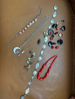 Vintage Costume Jewelry & Accessories - Lot