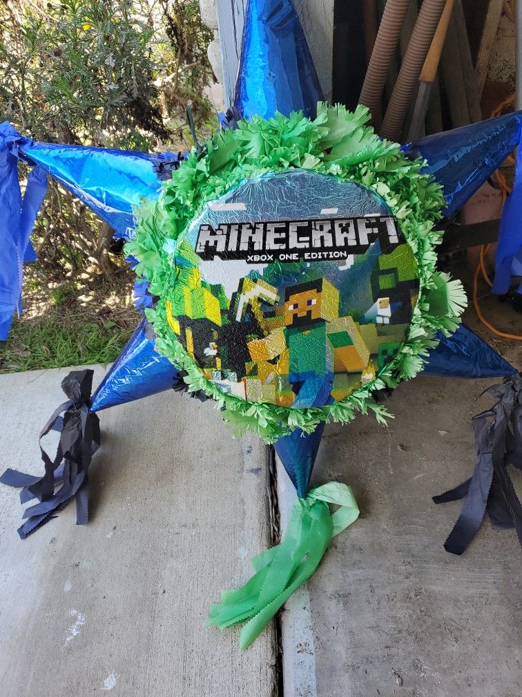 Minecraft Steve Piñatas And Table Covers With Ballons