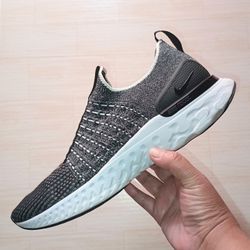 Men's Size 11 Nike React Phantom Flyknit Run 2 Smoke Gray 