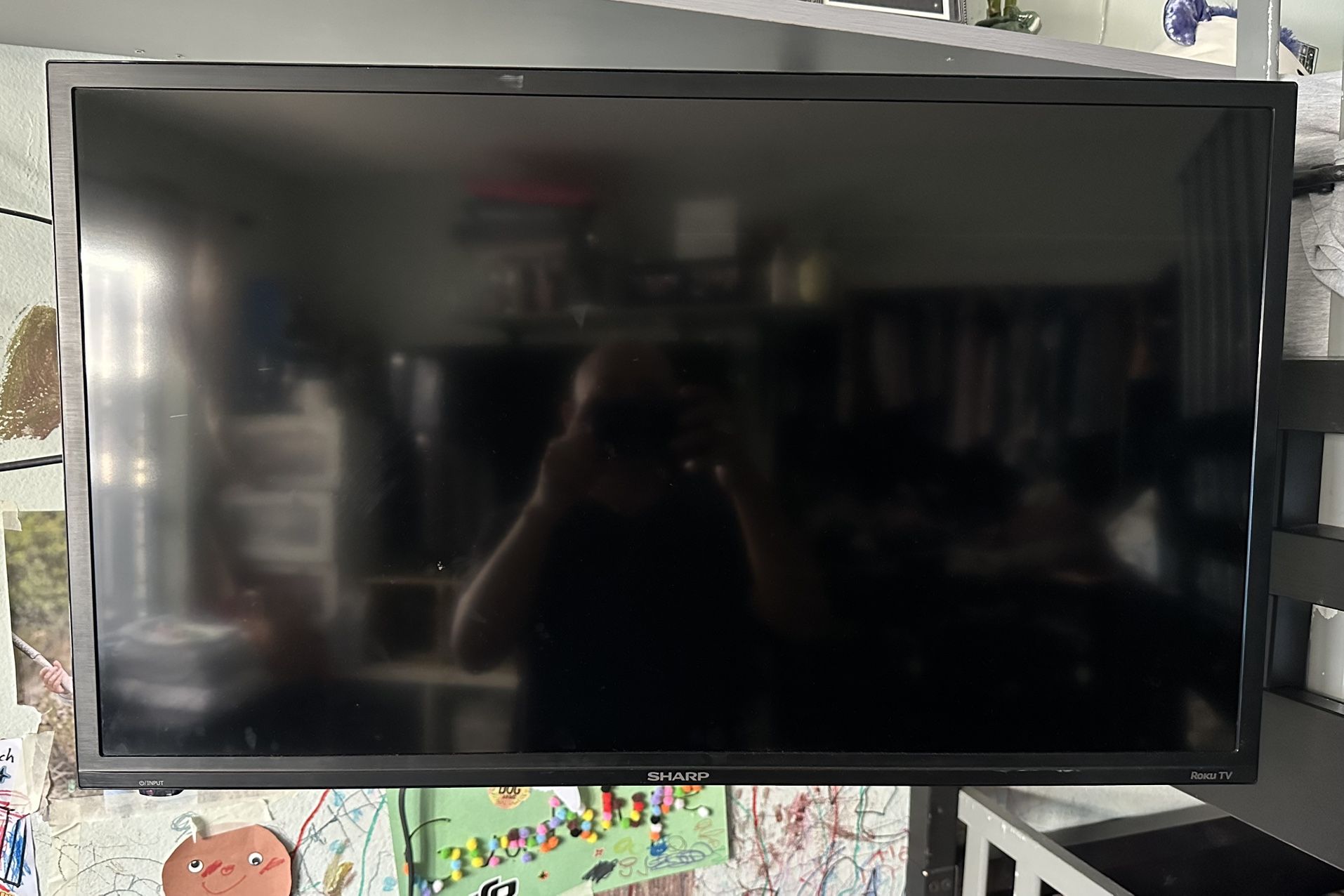 LCD TV 32 Inch Sharp With Roku TV Build-in