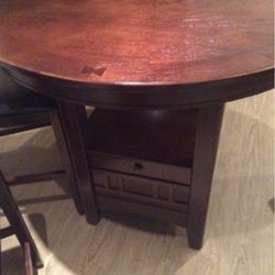 42” Round Dinner Table With Extension And 4 Stools
