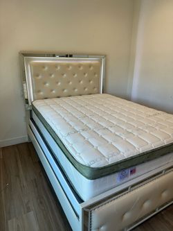 Queen Size Bed Frame With Led Lights & Mattress.     Cama Queen Size Con Luz Led Colchon Incluido.