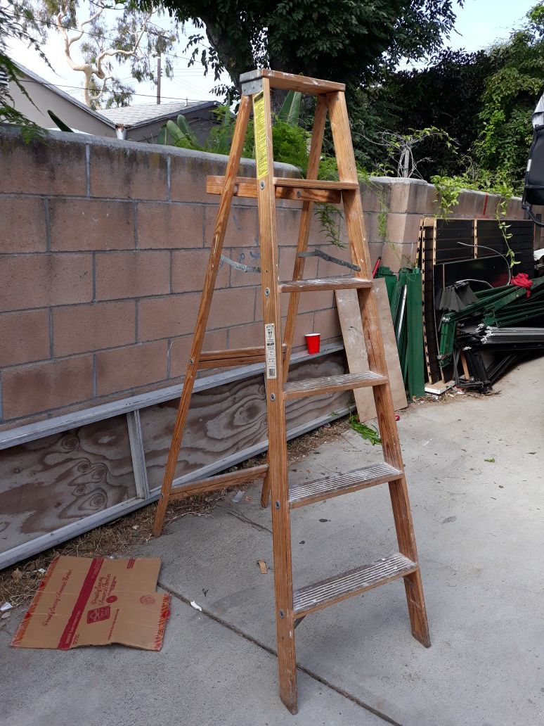 6 feet wood ladder