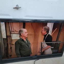 DYNEX 47 INCH LCD TELEVISION 