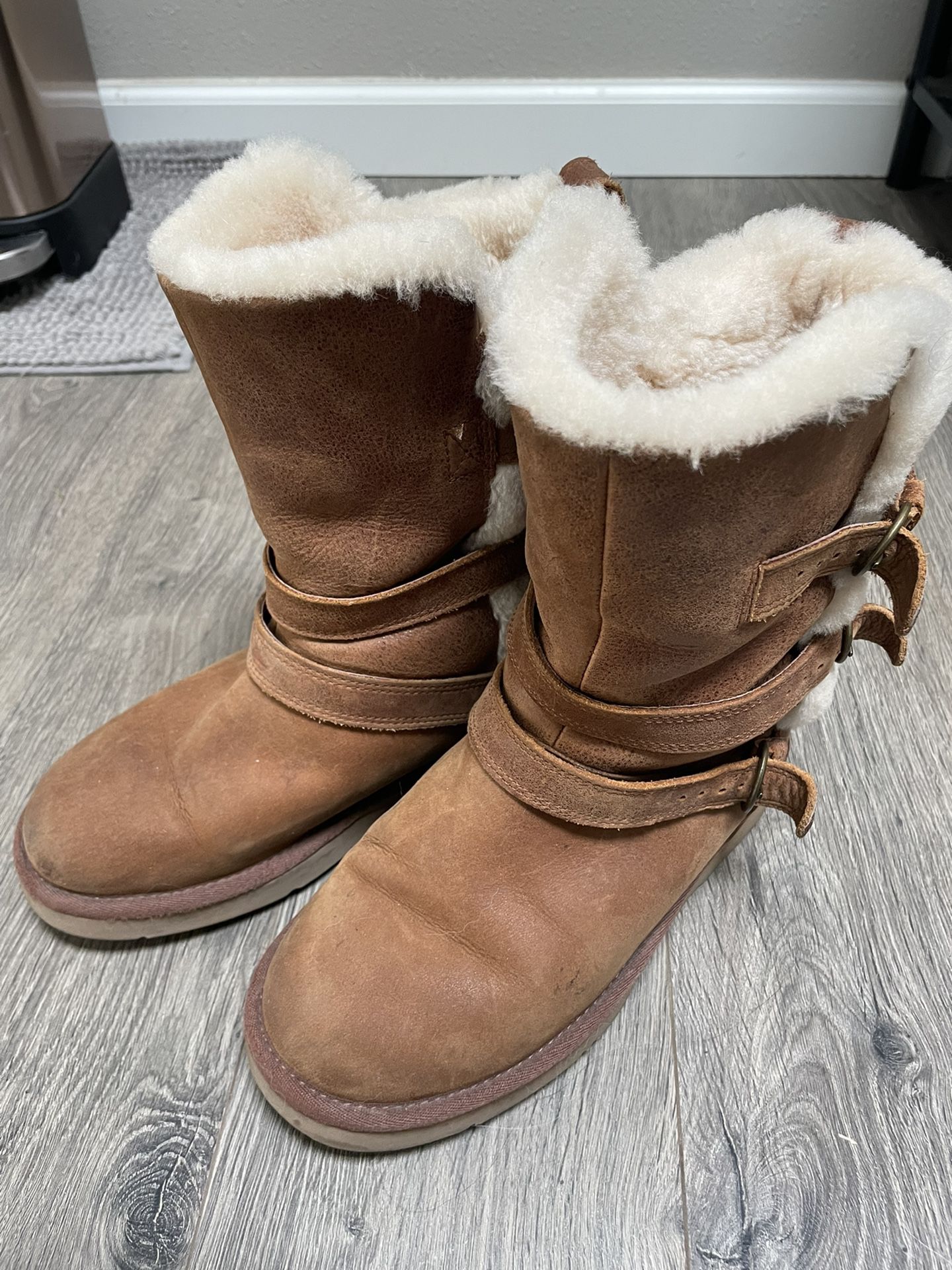 UGG Size 4 Big Kid = Size 6 Women Snow Boots