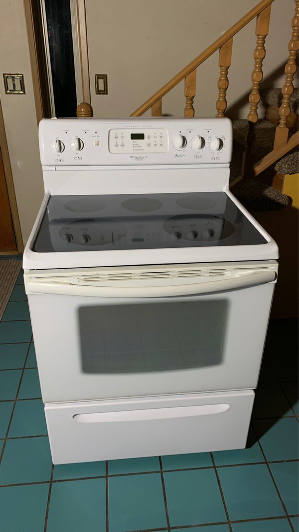 Frigidaire Gallery Series Smooth Top Stove/Range5 Burners w/Convection