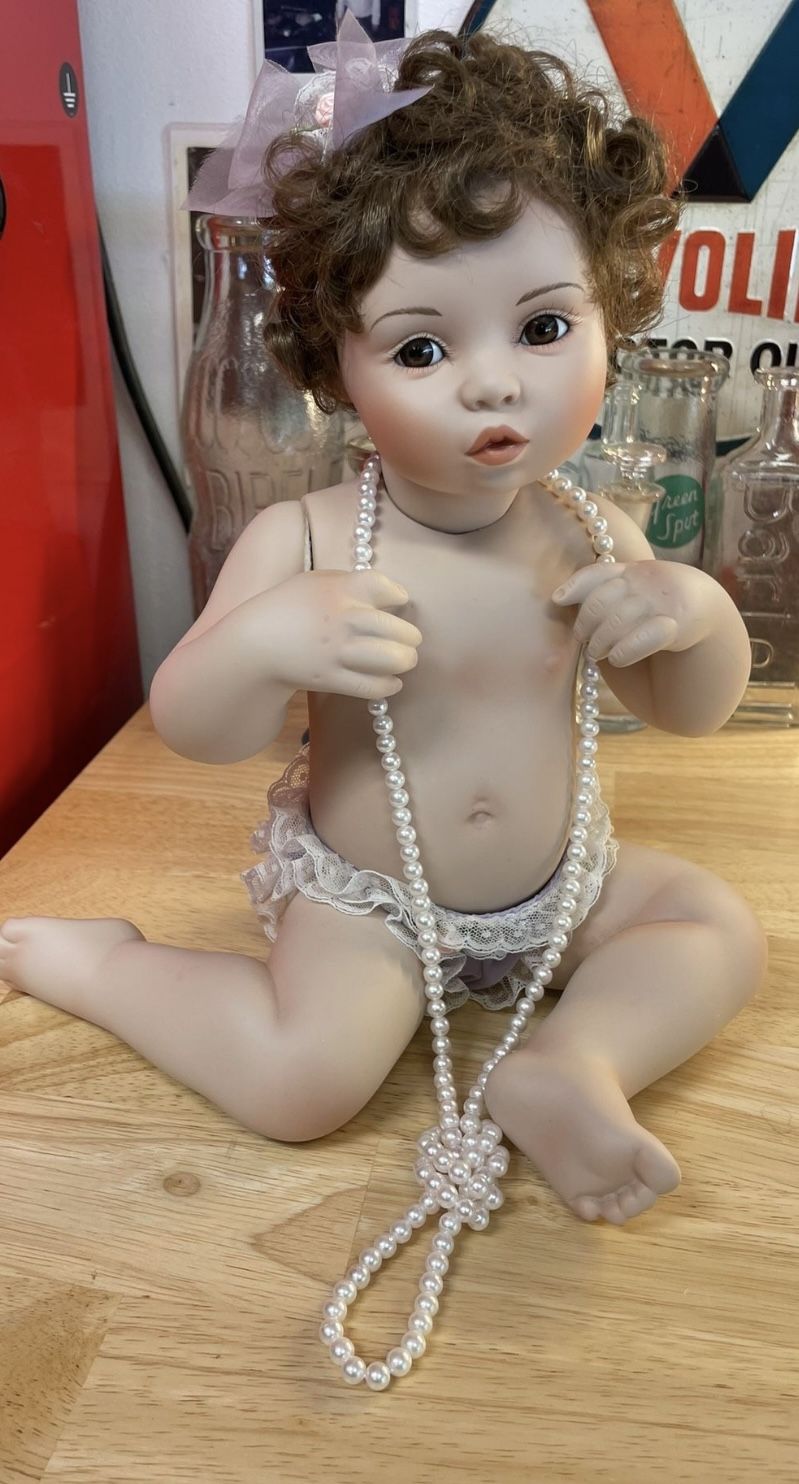 Vintage 1995 Ashton Drake 11,5" Porcelain Doll "Pretty As A Picture" 