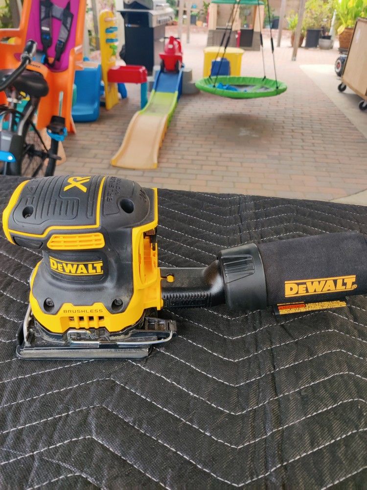 DEWALT DCW200 CORDLESS PALM SANDER XR 20V - USED