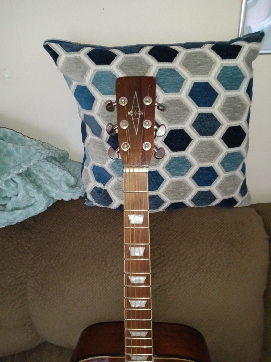 1982 Alvarez Custom. With Les Paul Pearl Frets And tuning Pegs Plays Great And Looks Good