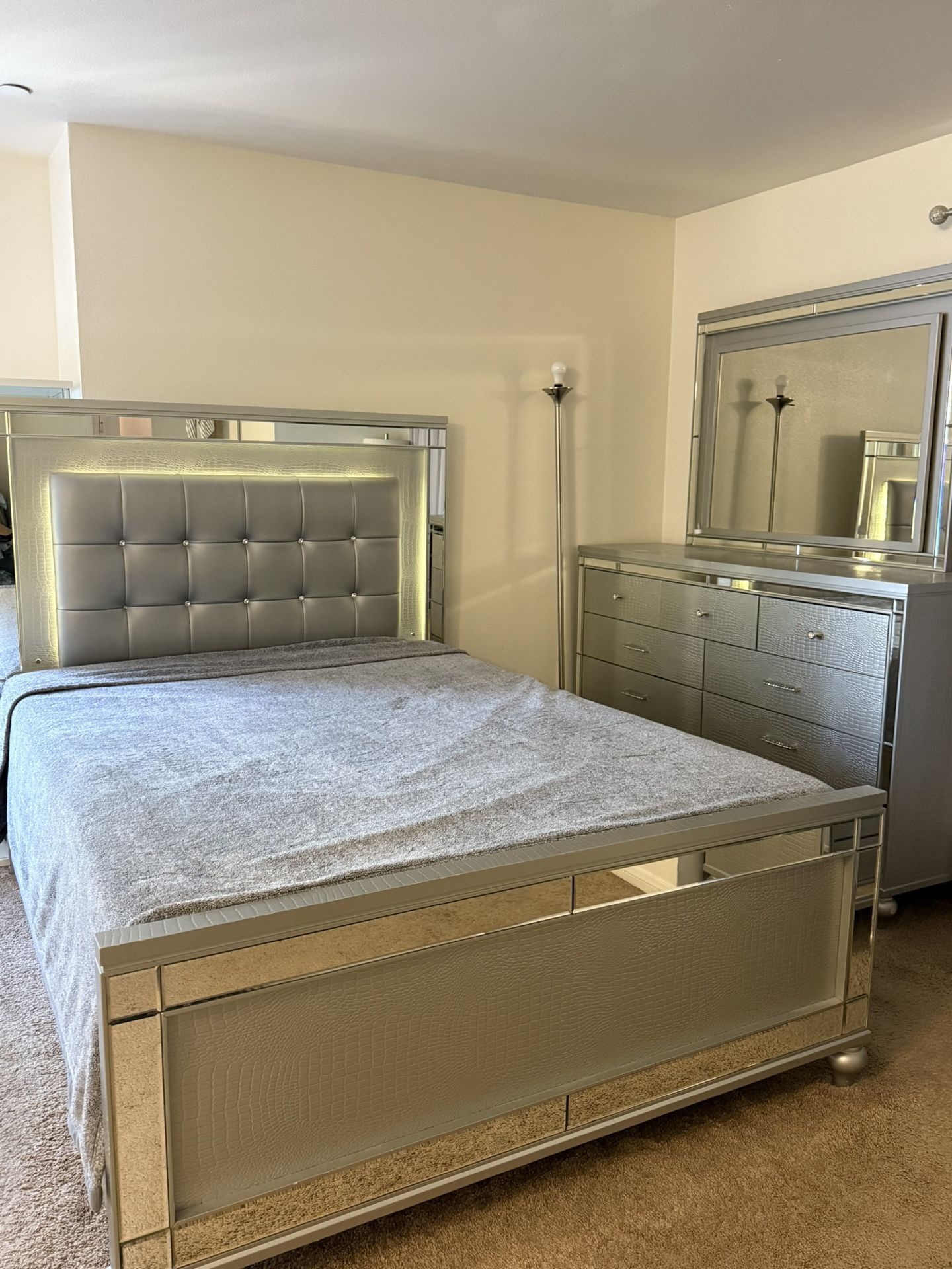 Queen Champagne 3pc Bedroom Set