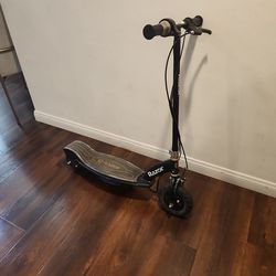 🔥PERFECT CONDITION!🔥 Razor E100 Electric Scooter. Includes Charger