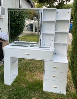 White Makeup Vanity with Lighted Mirror, best offer