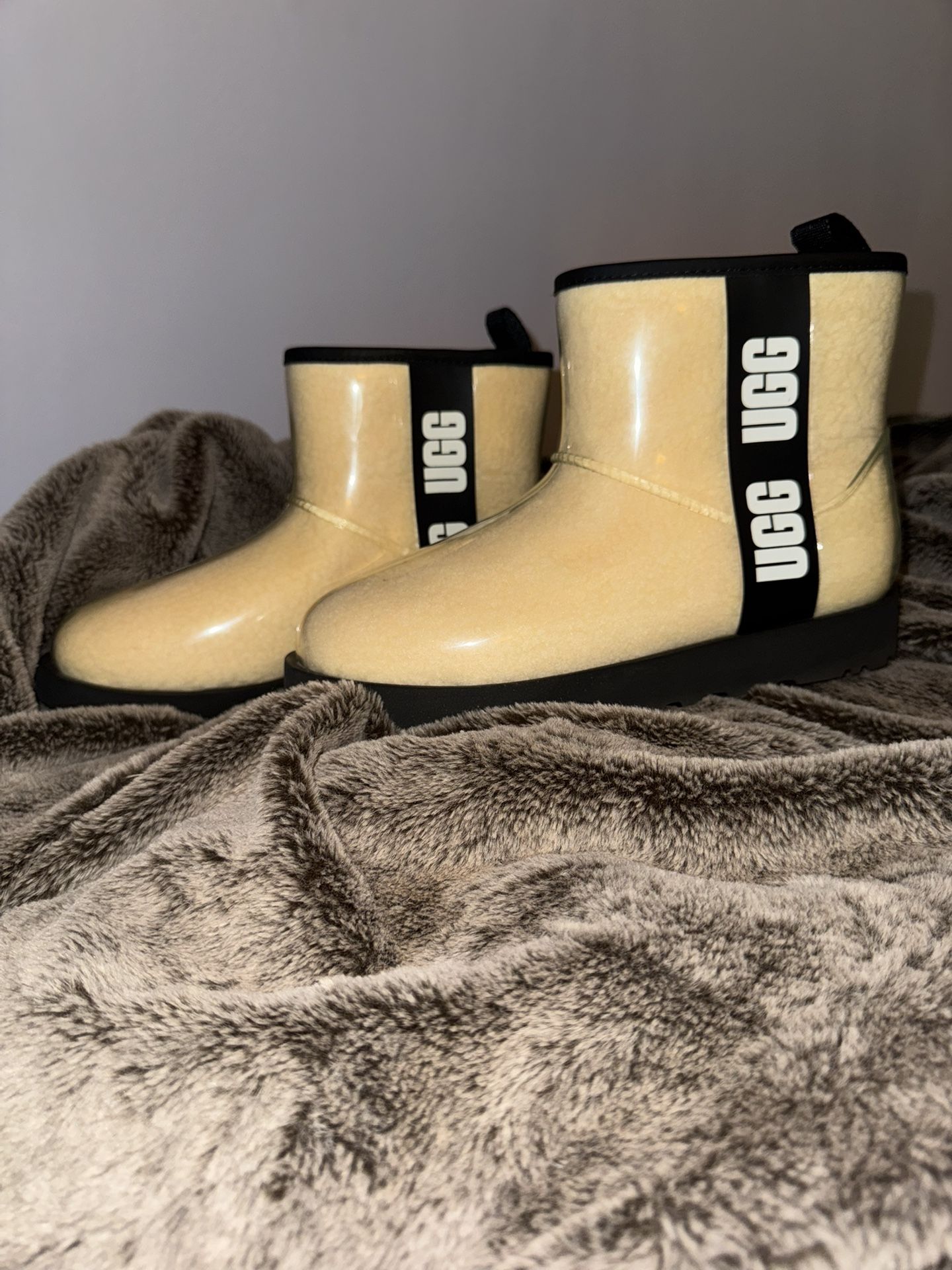 UGG Women’s Shoe (9)