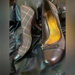 Rare Franco Sarto size 7 brown heels