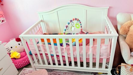 Convertible baby crib