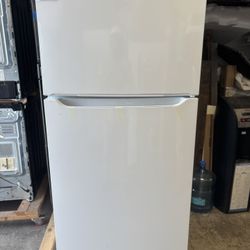 New FRIGIDAIRE 30" Top Freezer Refrigerator