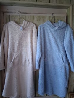 Fleece Hoodie Blanket Sweatshirt L/XL – Set of 2 and V neck