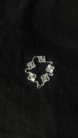 Silver Tone Clover Link Bracelet – Elegant Floral Design