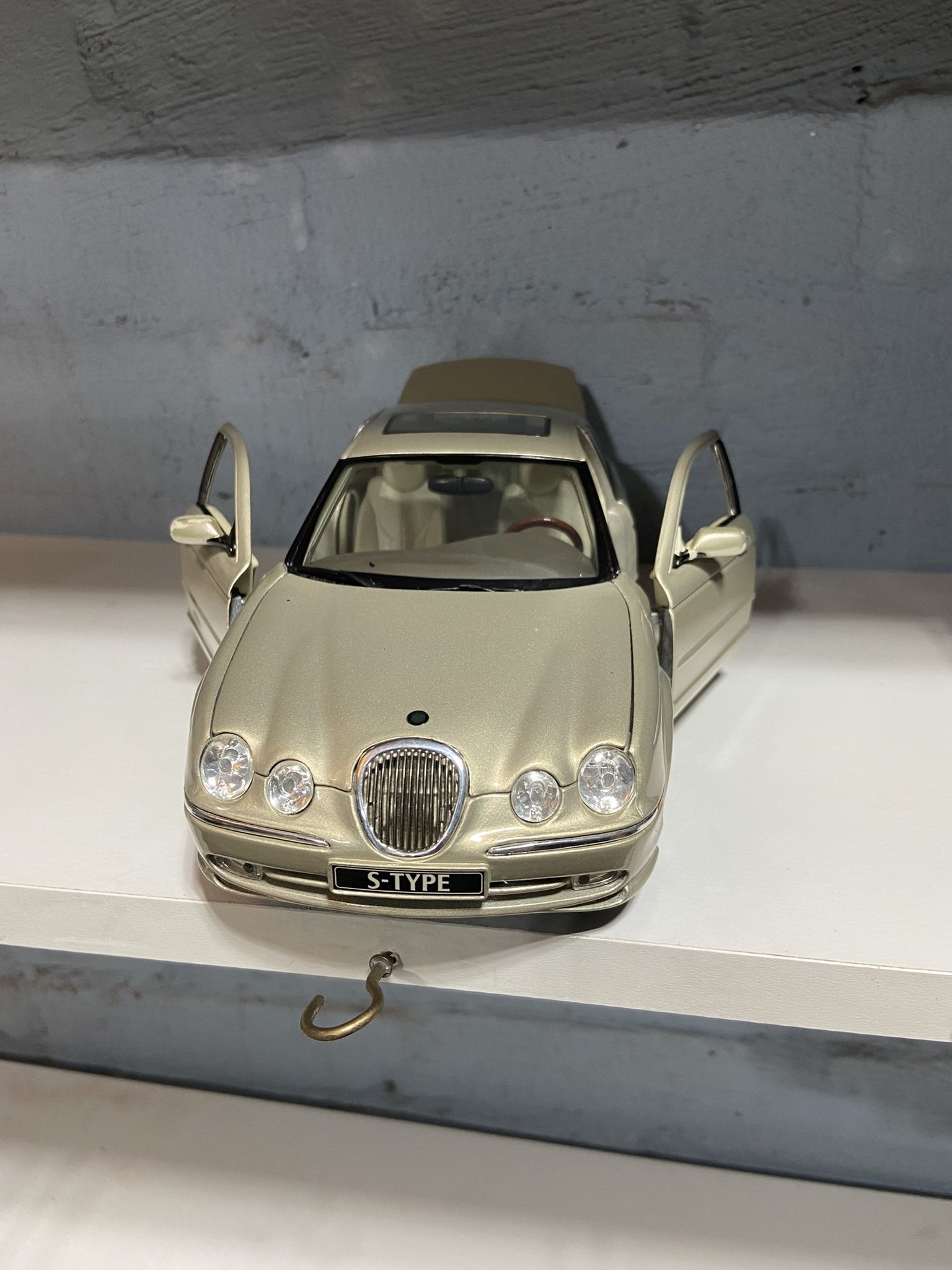 J Jaguar S-Type 1:18 Scale